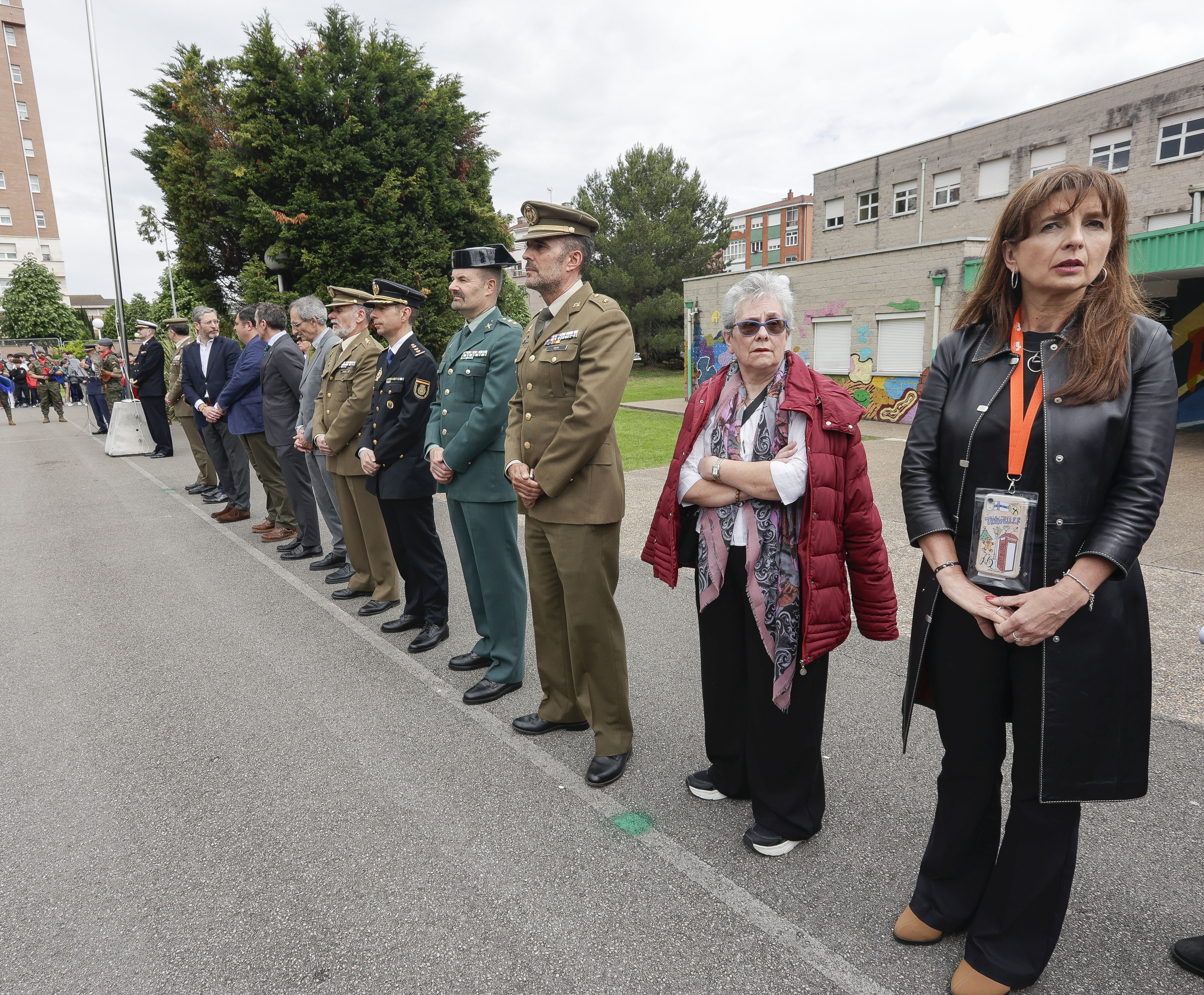 Expectación en El IES Montevil con el izado de la bandera española