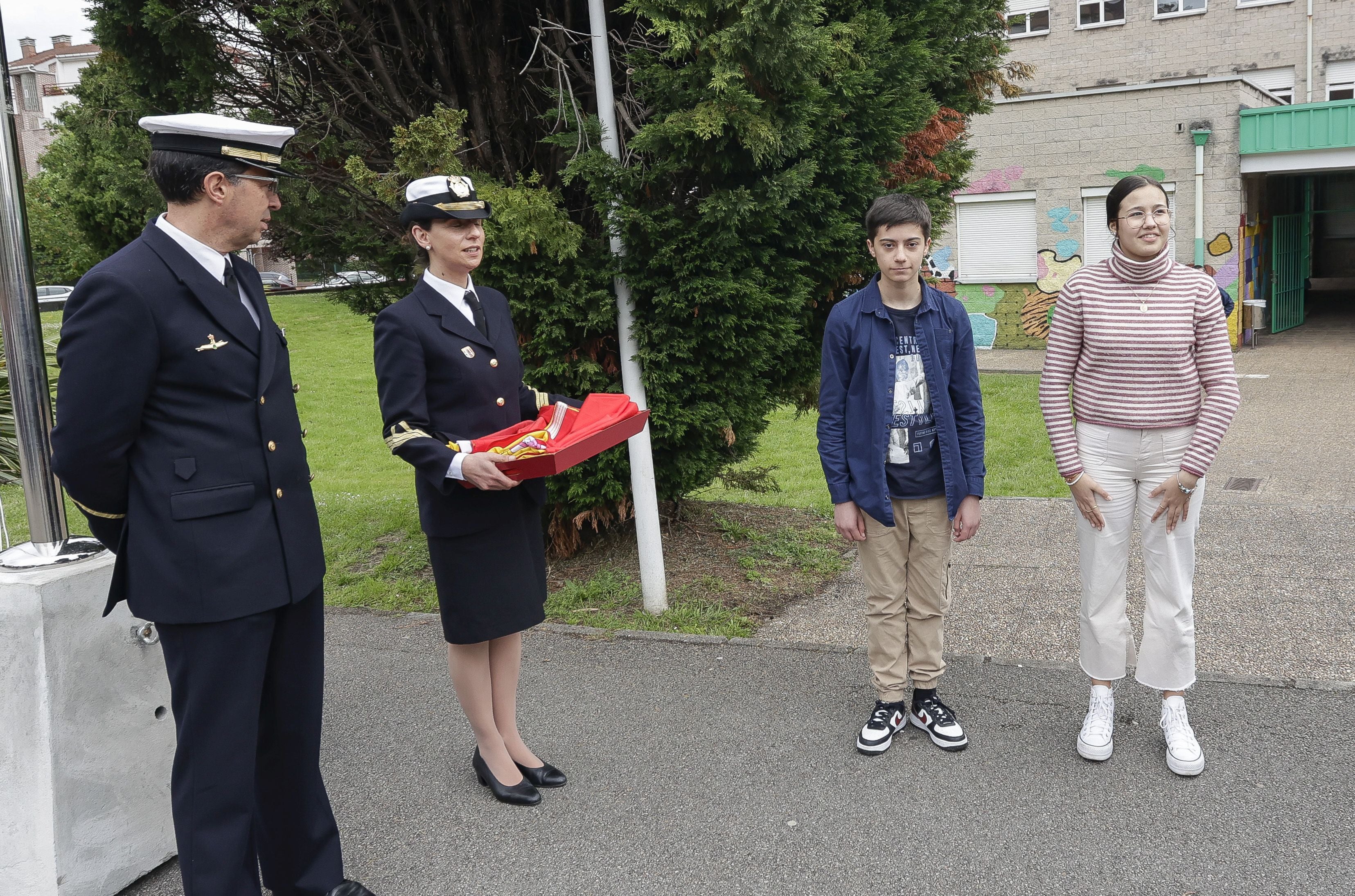 Expectación en El IES Montevil con el izado de la bandera española