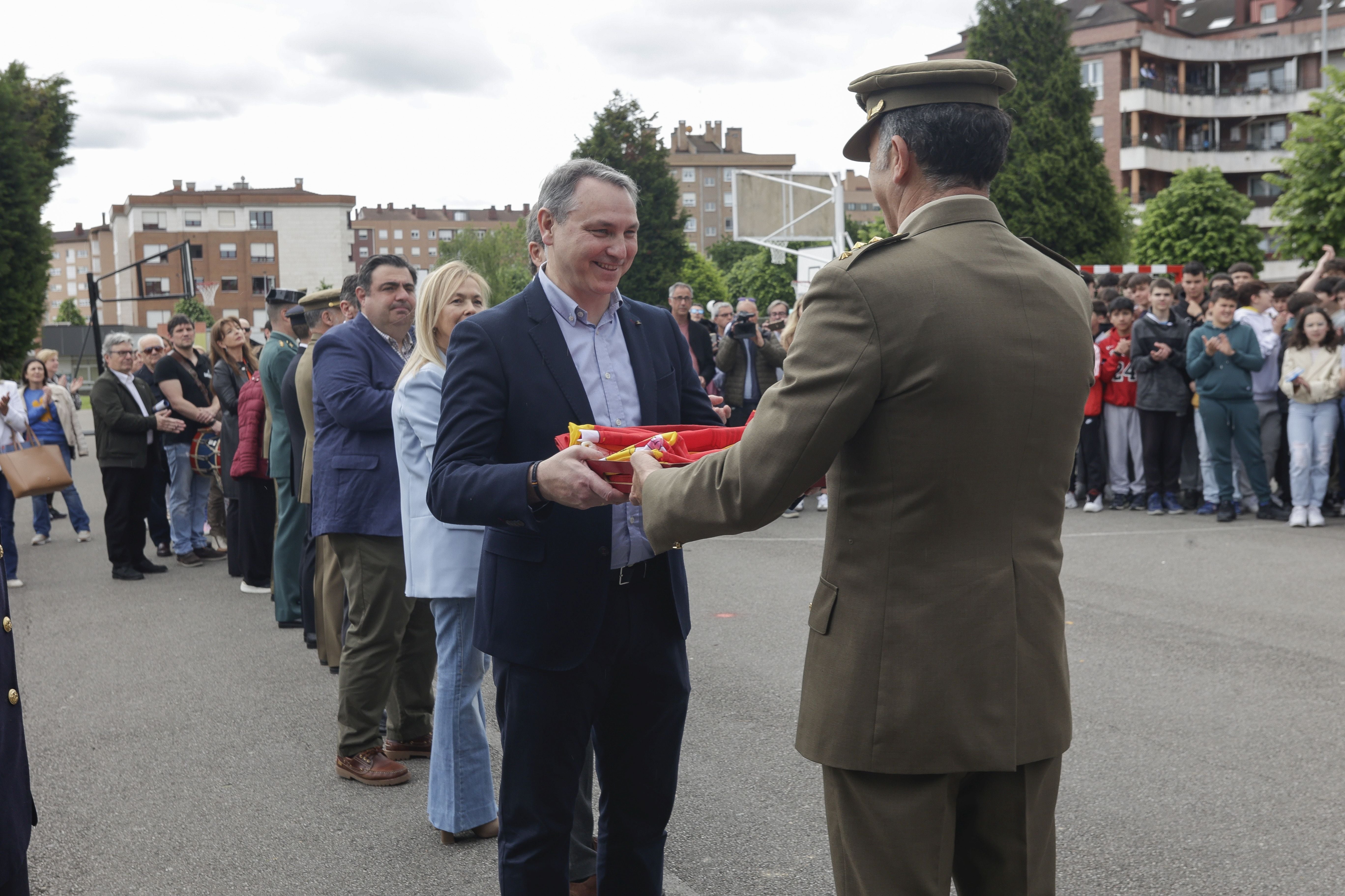 Expectación en El IES Montevil con el izado de la bandera española