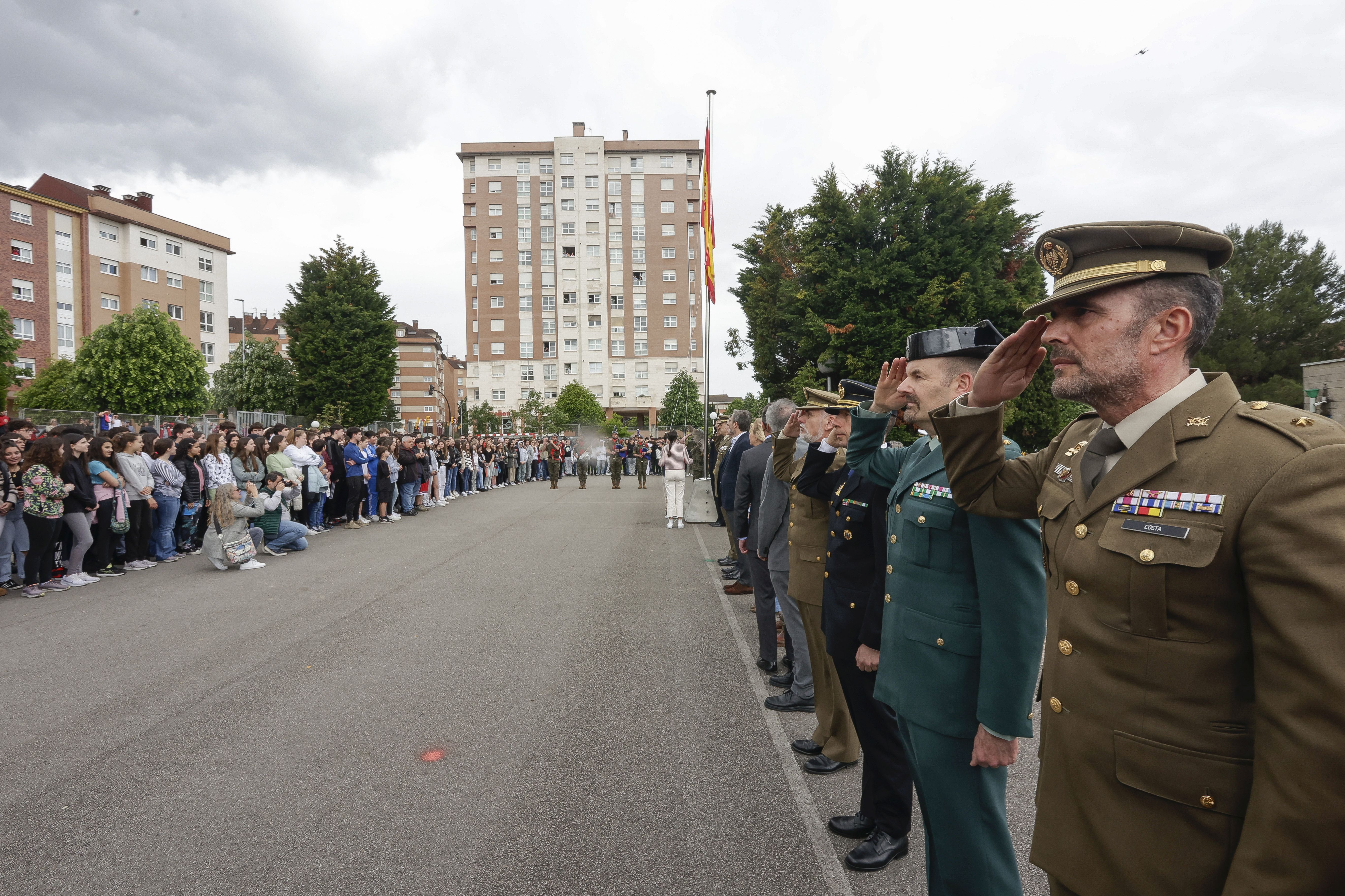 Expectación en El IES Montevil con el izado de la bandera española