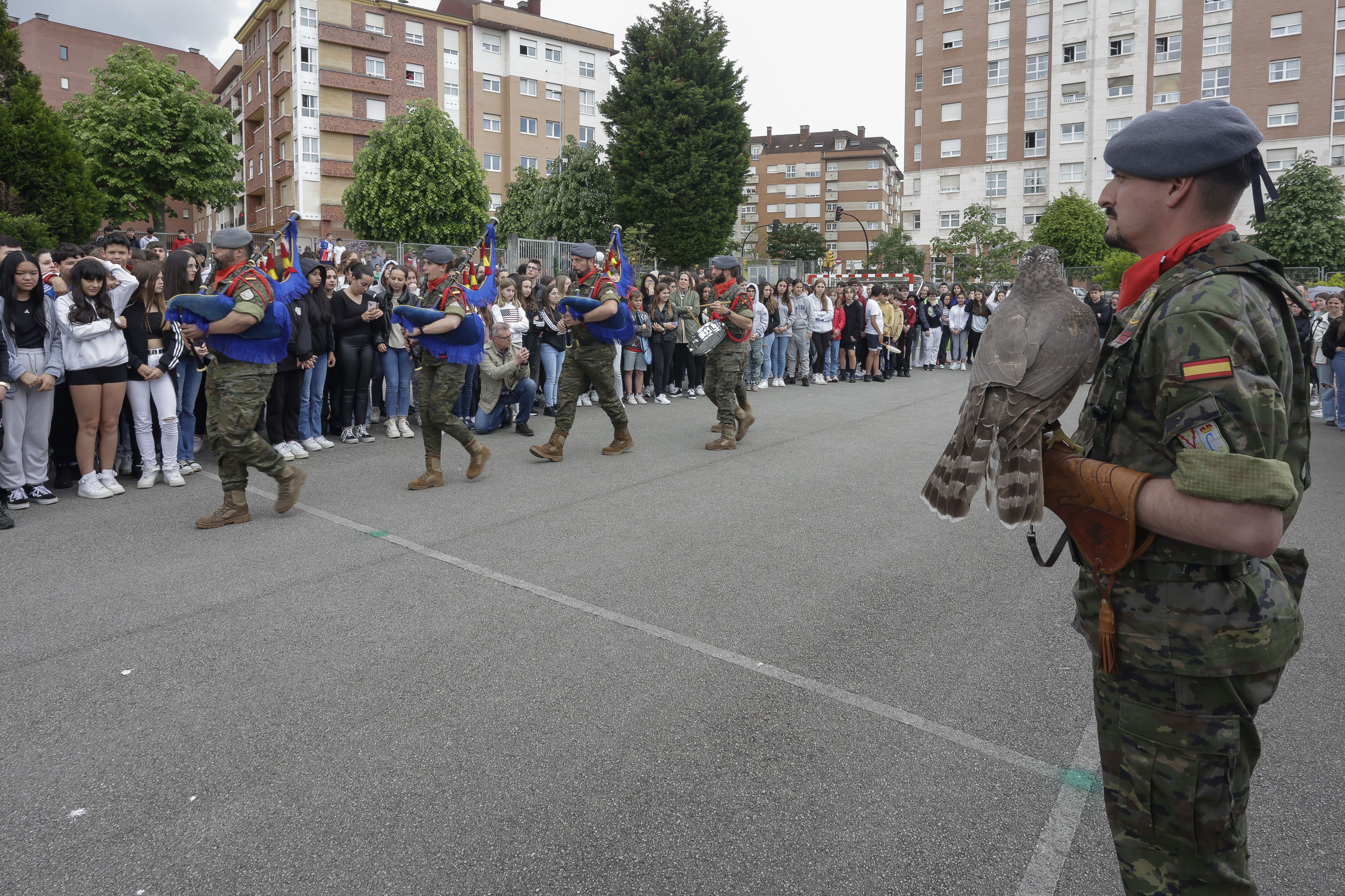 Expectación en El IES Montevil con el izado de la bandera española