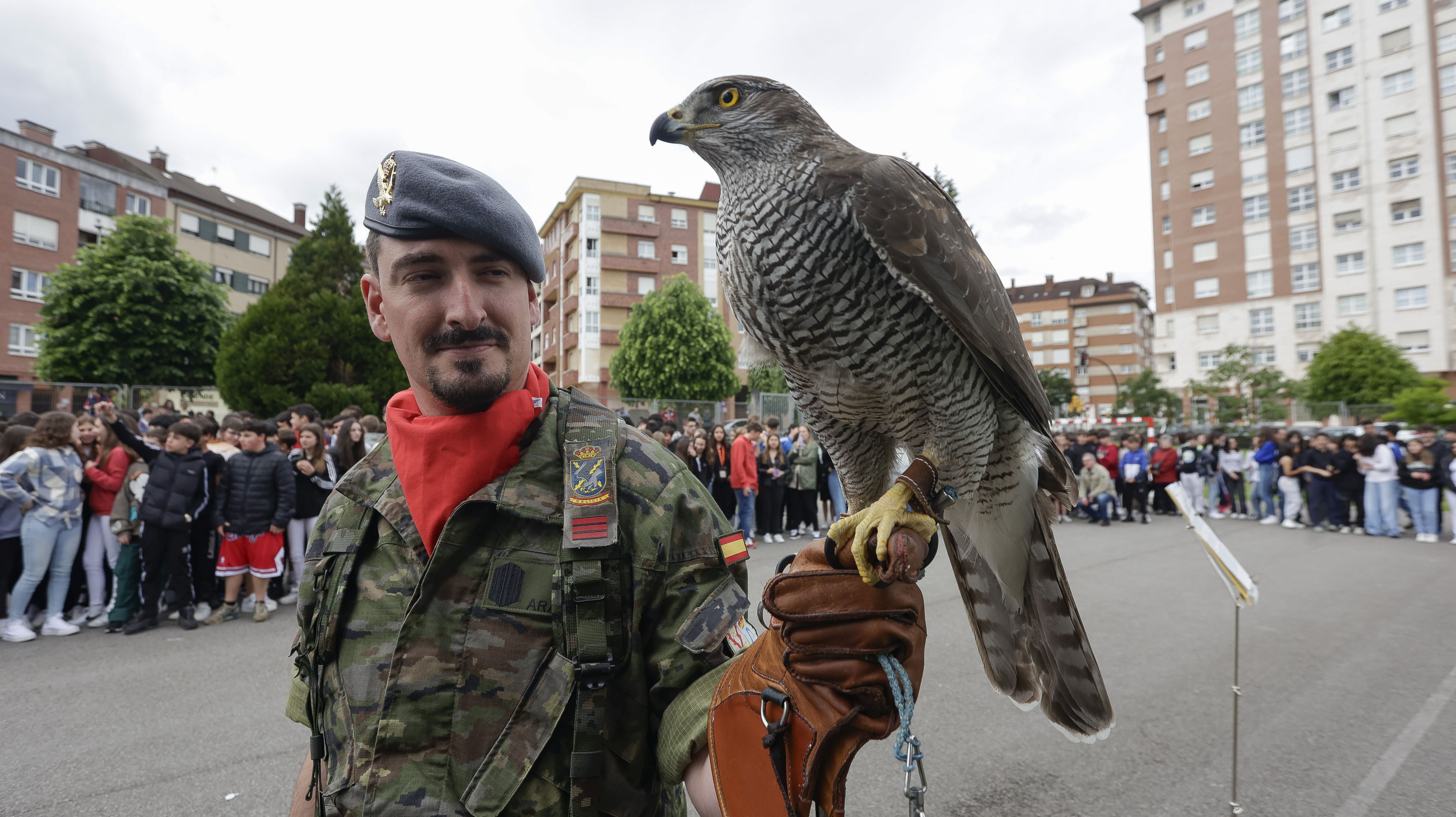 Expectación en El IES Montevil con el izado de la bandera española