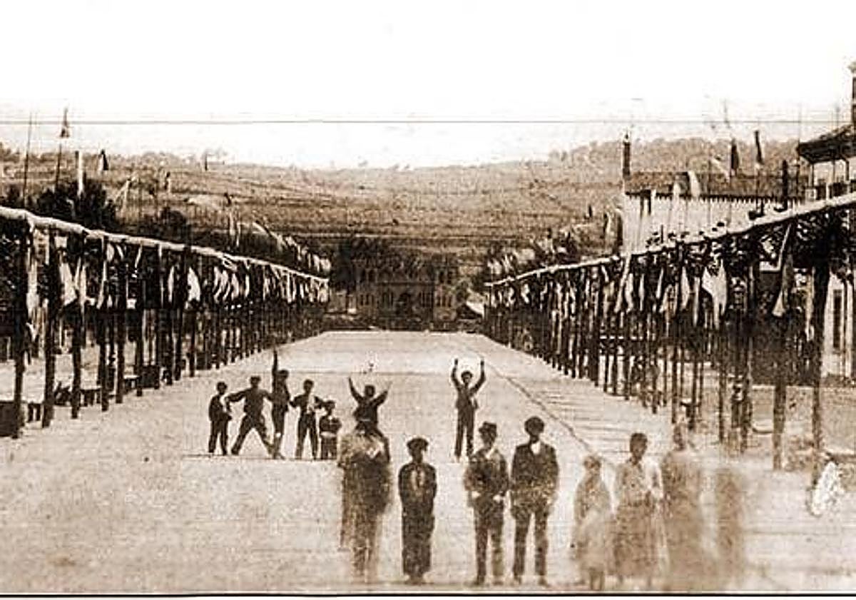 Imagen principal - 1) Vista N-S del paseo de Begoña con el alumbrado y los tutores del arbolado recién plantado. Al fondo se ve el castillo efímero en la confluencia con la avenida de la Costa. 1880. 2) Disposición interior original del Café Dindurra en 1930. 3) Arco efímero con una imagen de la Virgen María levantado para engalanar el acto de inauguración del paseo de Alfonso XII en 1875.