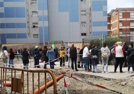 Los padres esperando a sus hijos fuera de la verja.