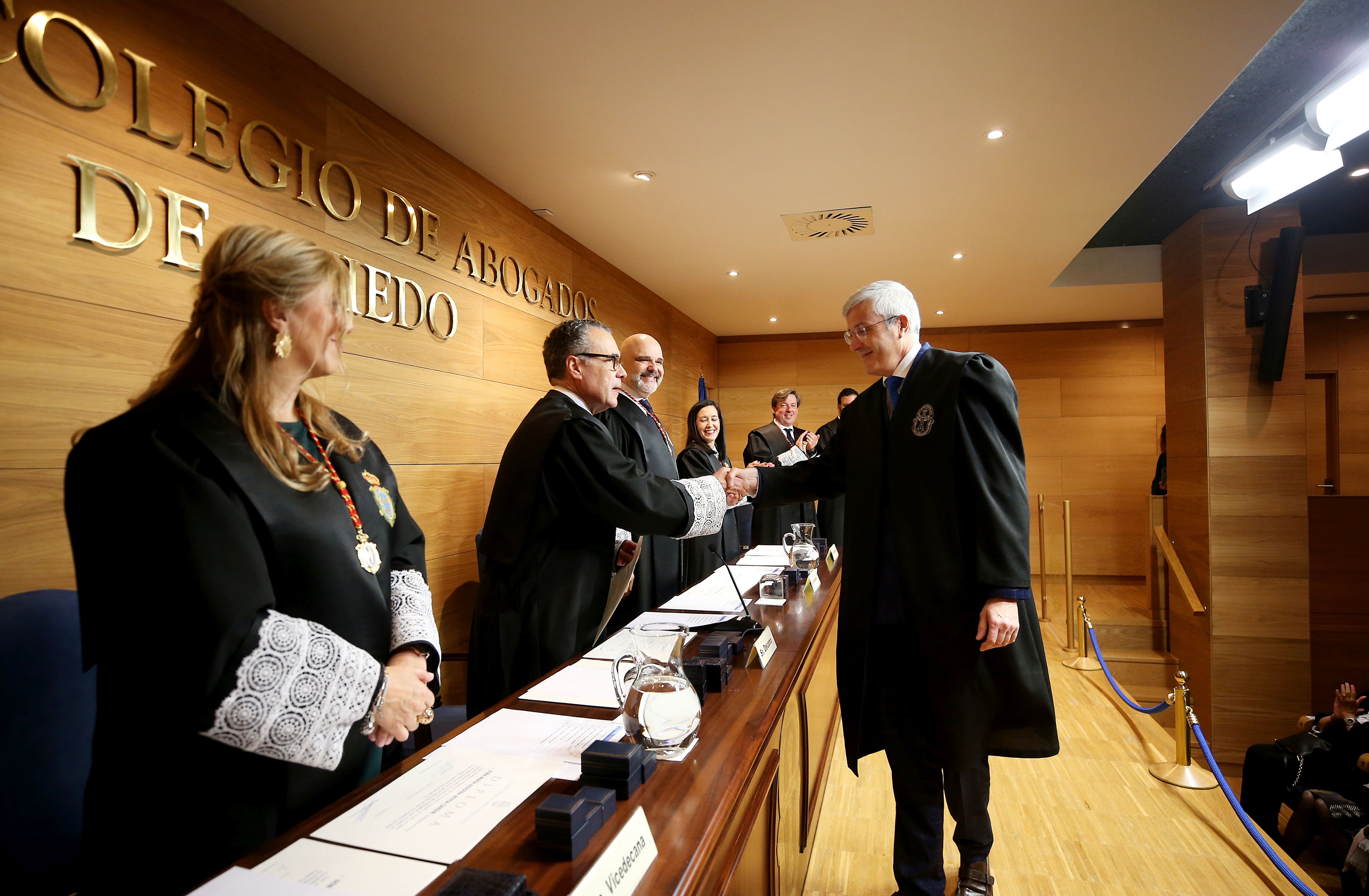 Entrega de insignias en el Colegio de Abogados de Oviedo