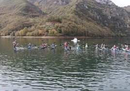 Los primeros piragüistas en la inauguración de los pantalanes en el embalse de Tanes, en Caso, el pasado noviembre.