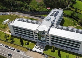 Los 202 nuevos panales solares instalaciones en el techo de la residencia de mayores del Montepío en Felechosa, en Aller.