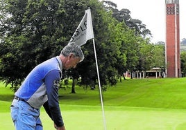 Un jugador patea en el green durante la jornada de ayer en La Llorea.