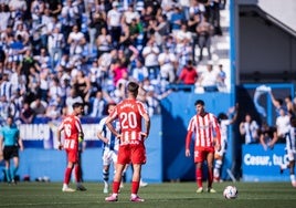 Los jugadores se lamentan tras un gol encajado.