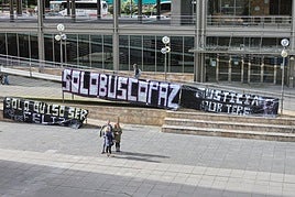 Familiares y amigos de Teresa Aladro colocaron pancartas antes de cada sesión de juicio pidiendo justicia para la fallecida.