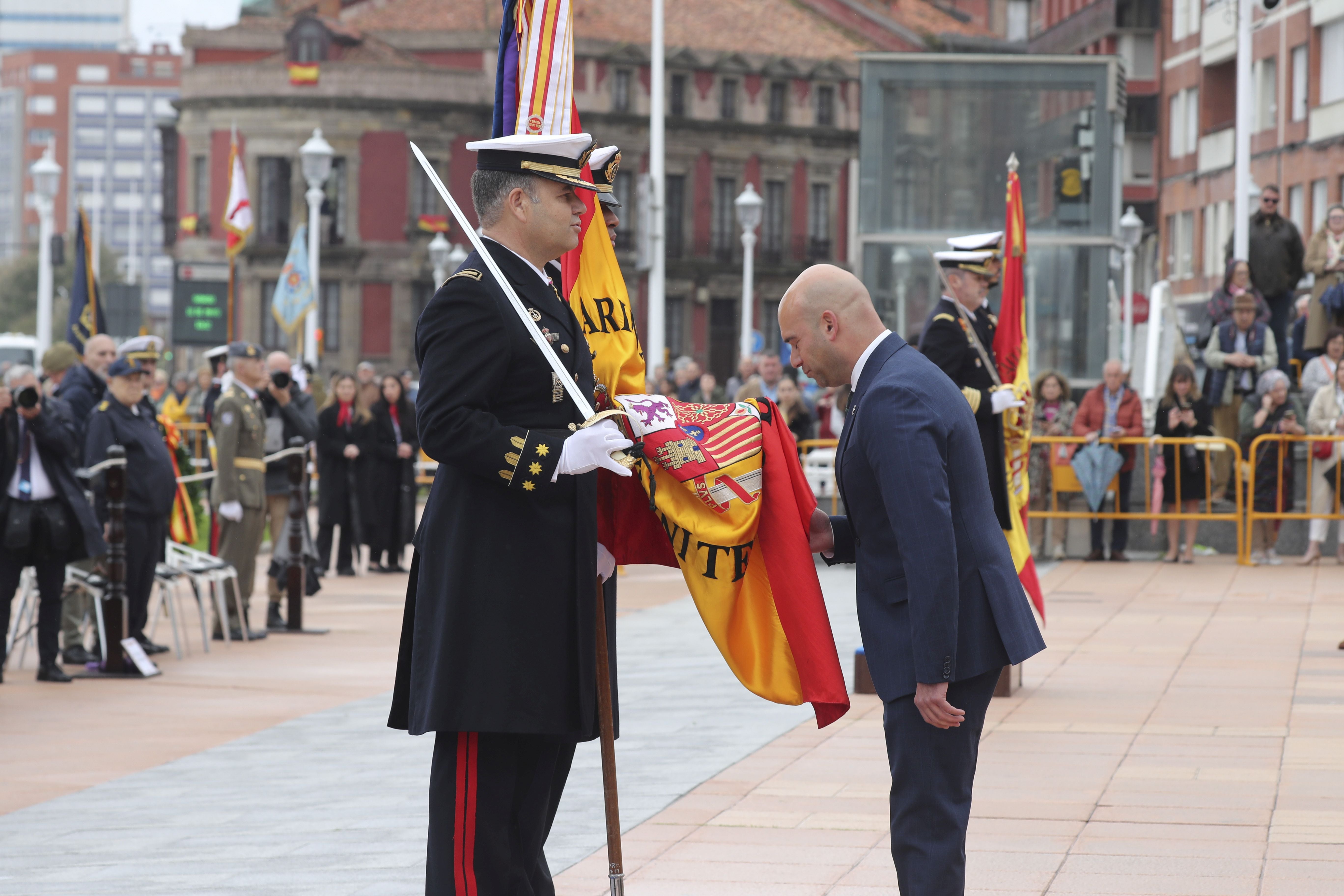 Las imágenes de la jura de bandera en Gijón (2)