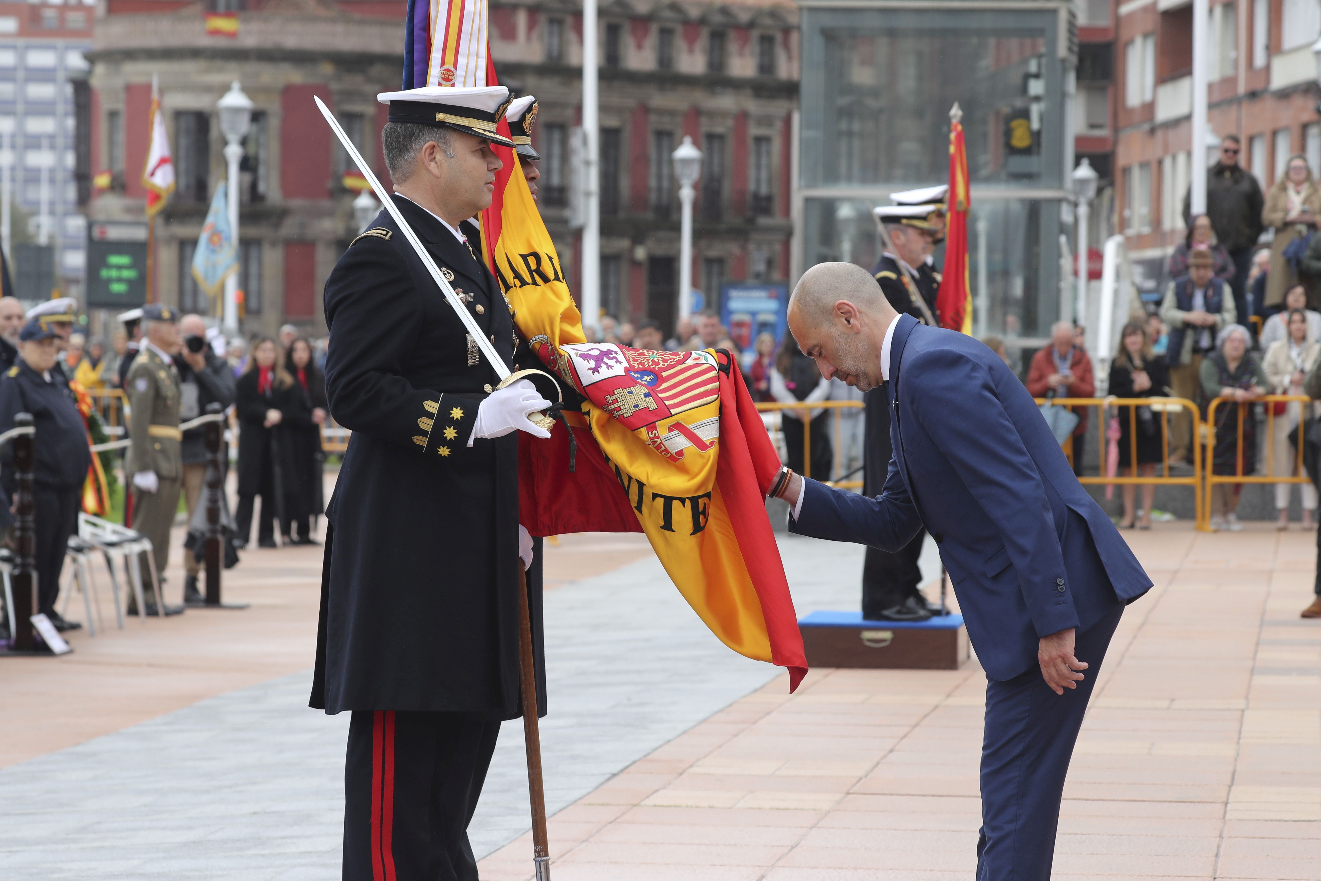 Las imágenes de la jura de bandera en Gijón (2)