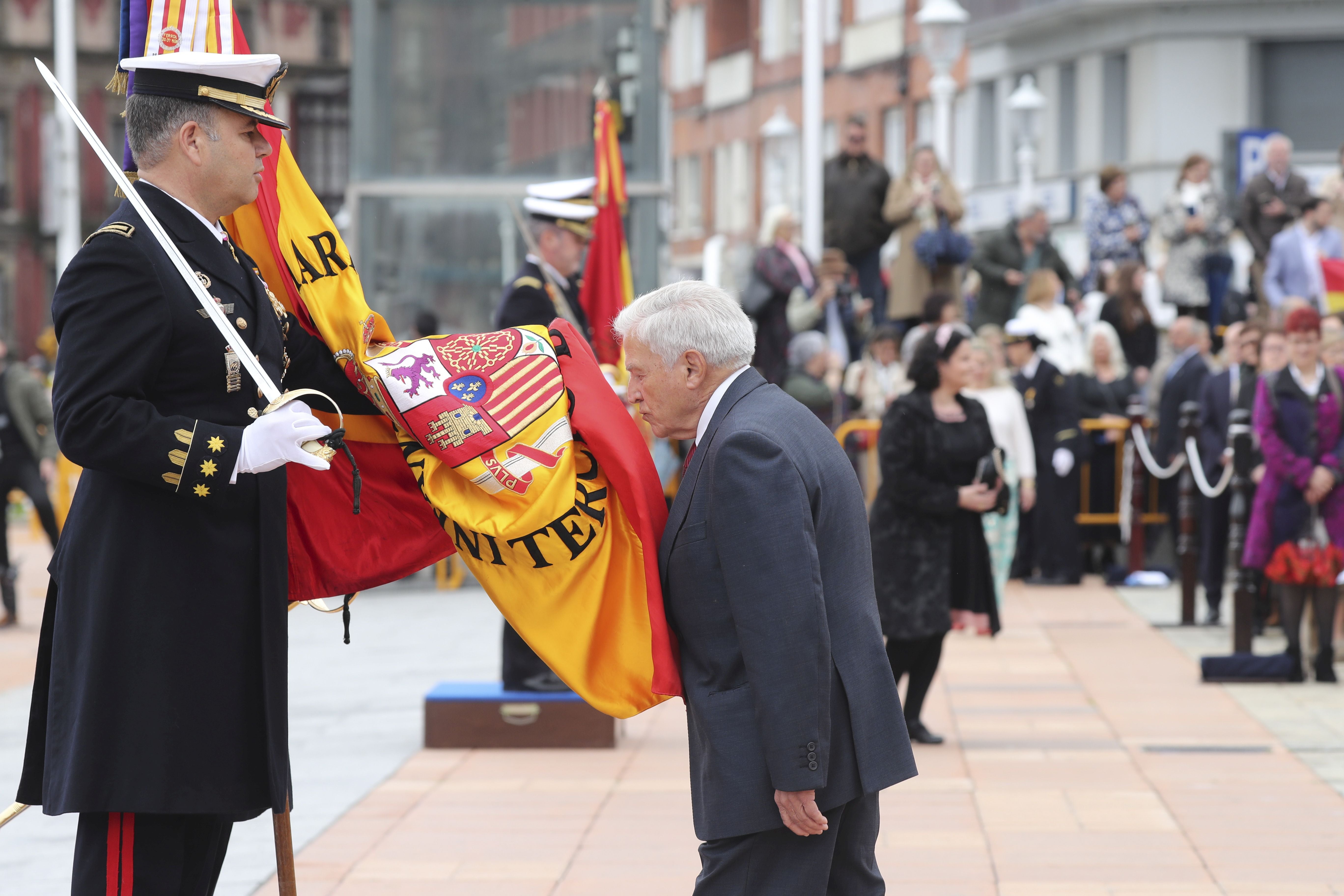 Las imágenes de la jura de bandera en Gijón (2)