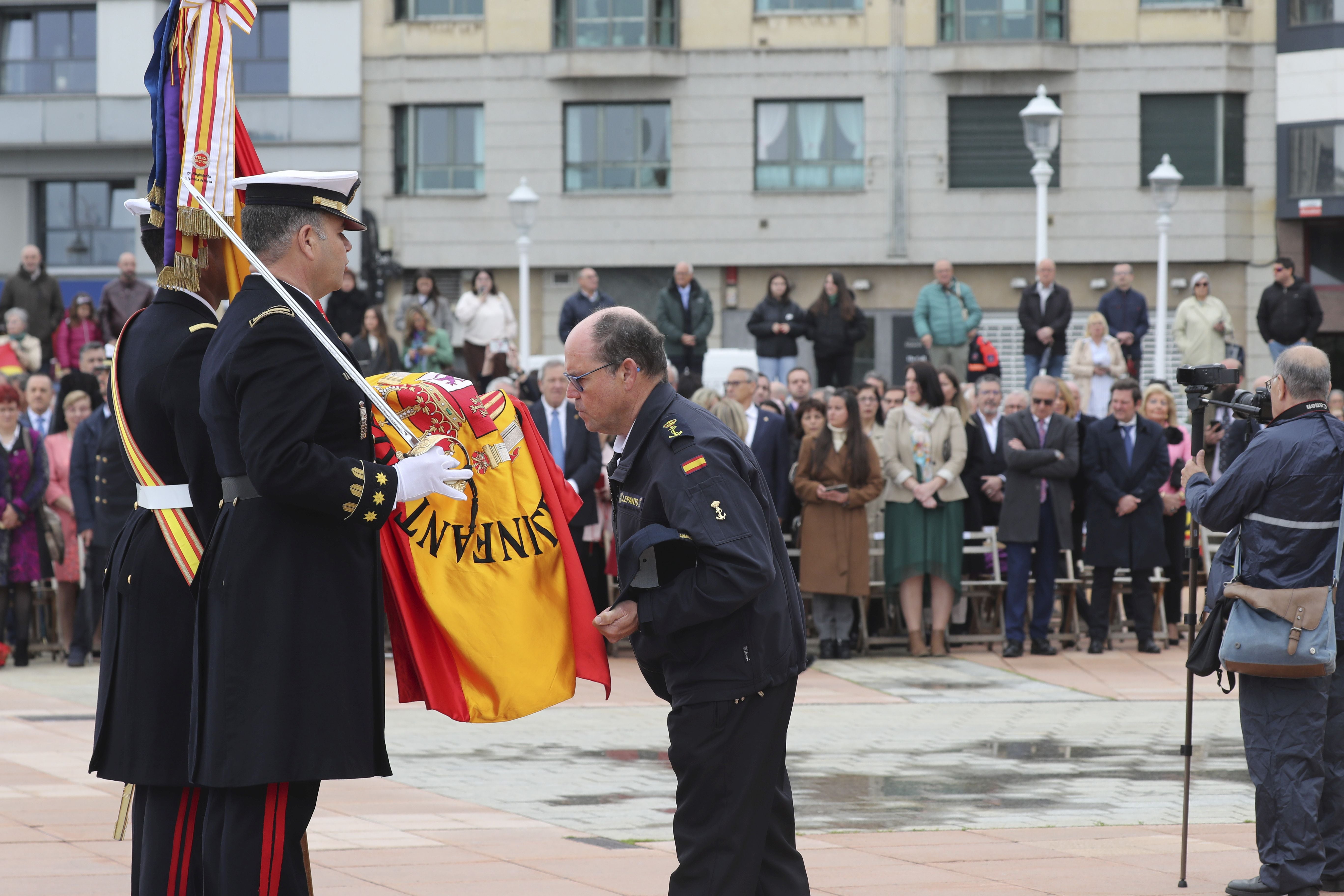 Las imágenes de la jura de bandera en Gijón (4)