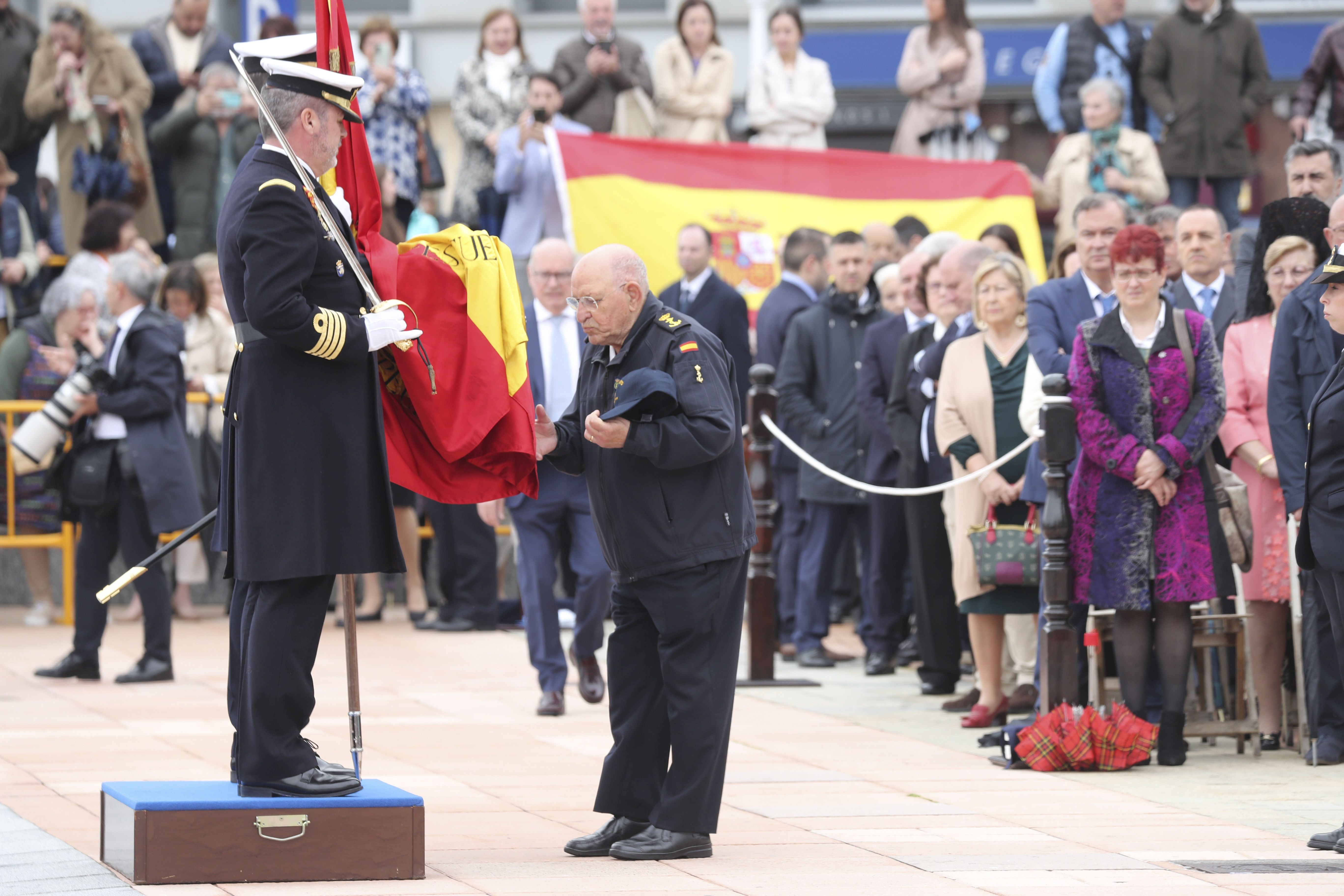 Las imágenes de la jura de bandera en Gijón (4)