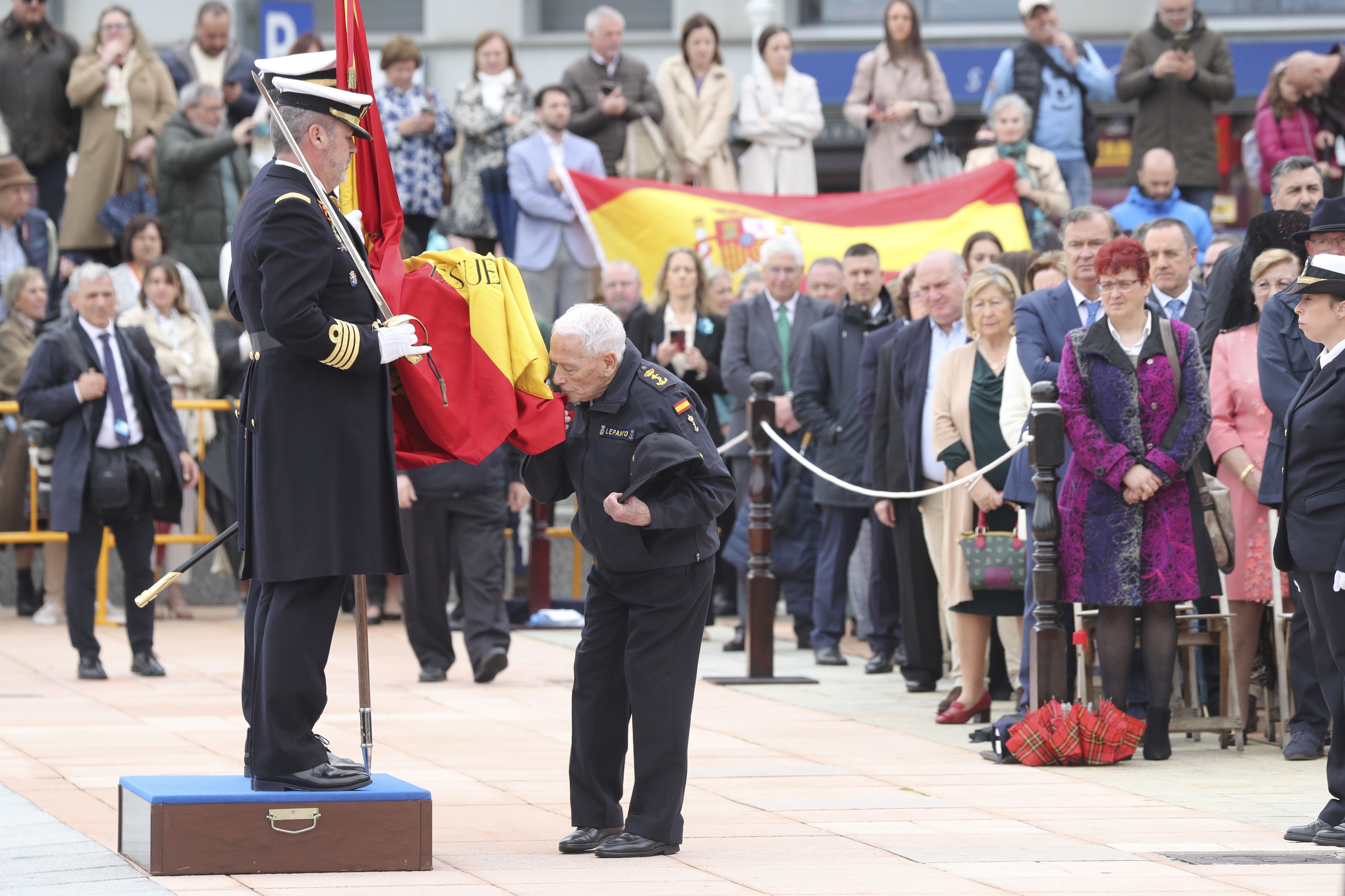 Las imágenes de la jura de bandera en Gijón (5)