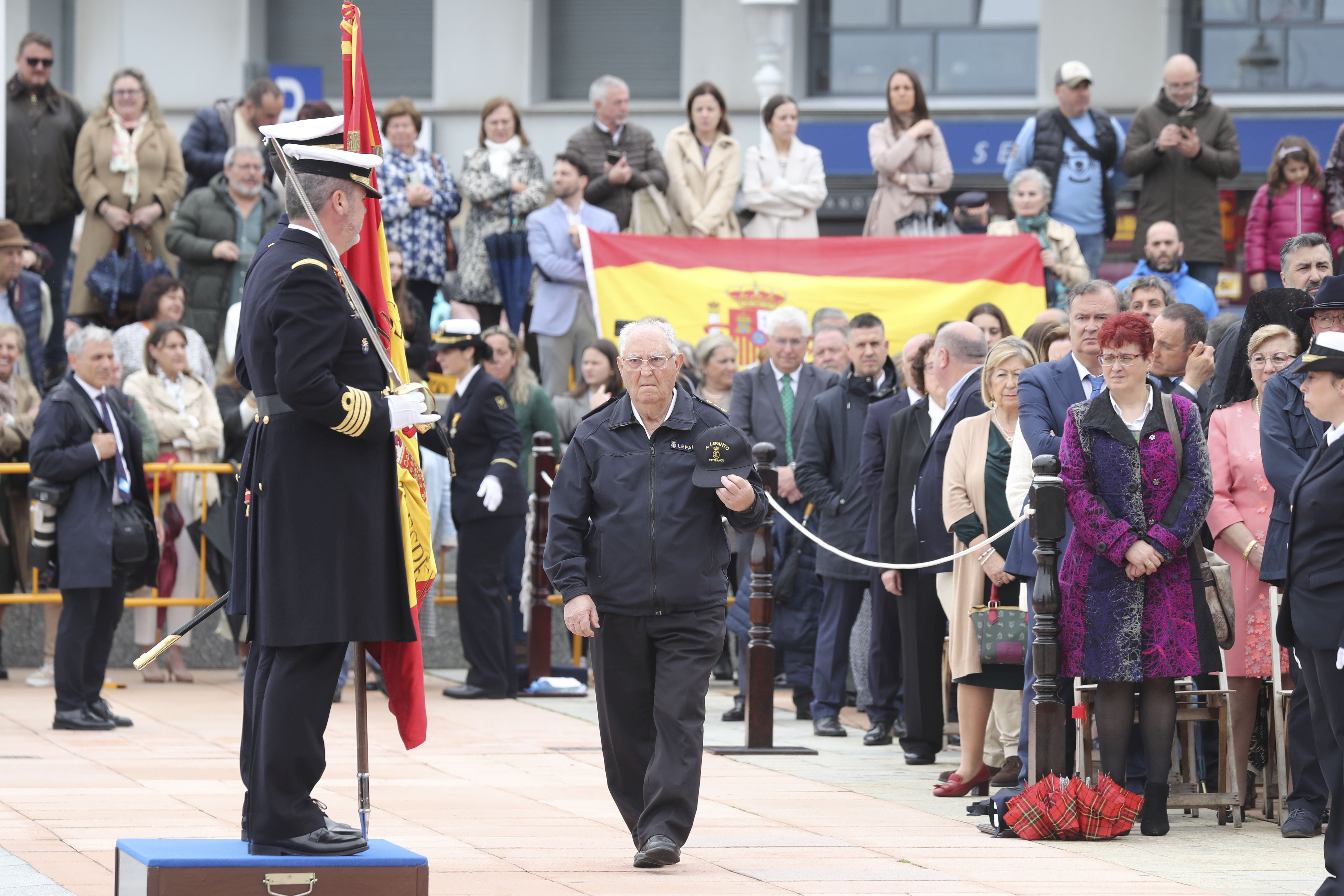 Las imágenes de la jura de bandera en Gijón (5)