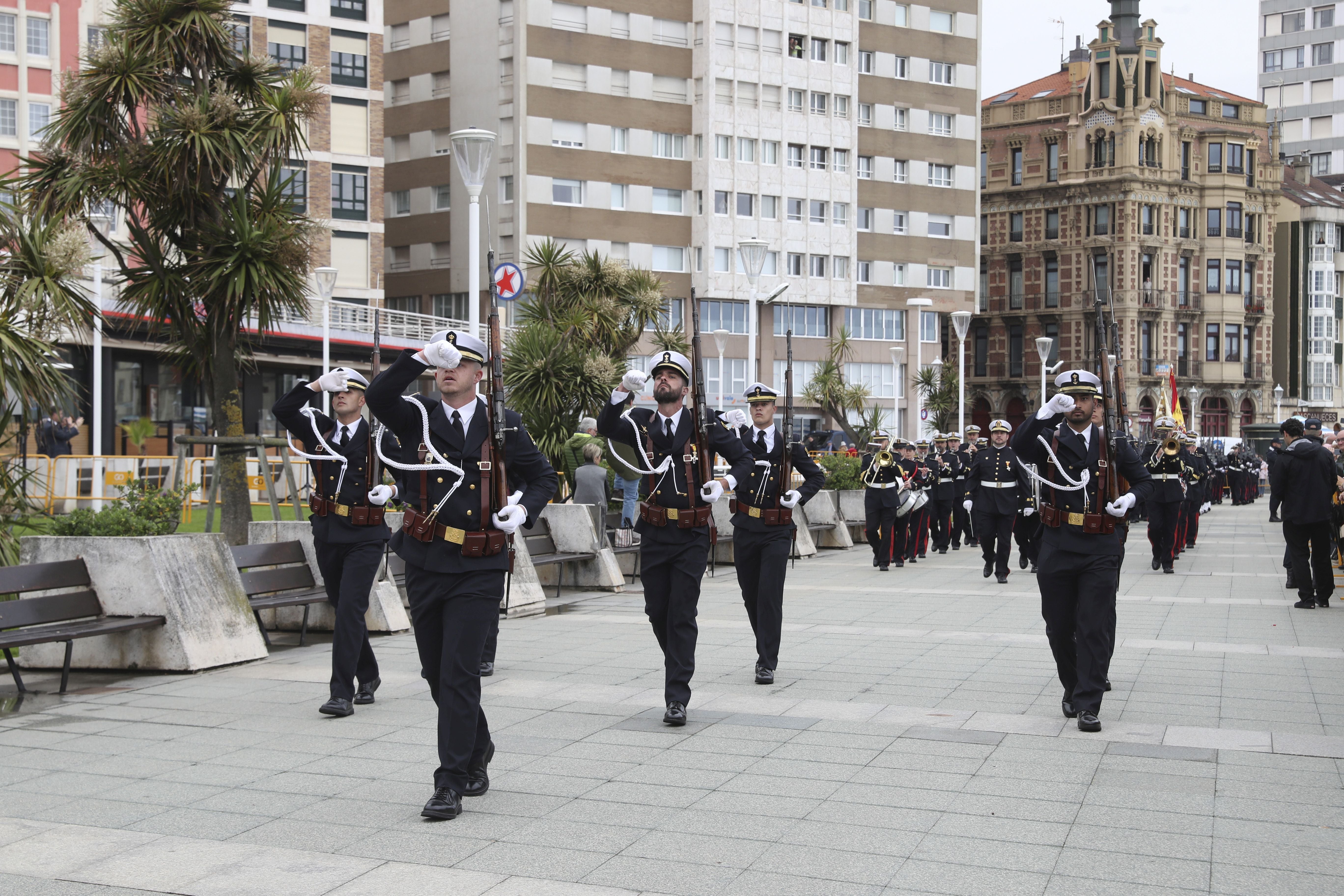 Las imágenes de la jura de bandera en Gijón (5)