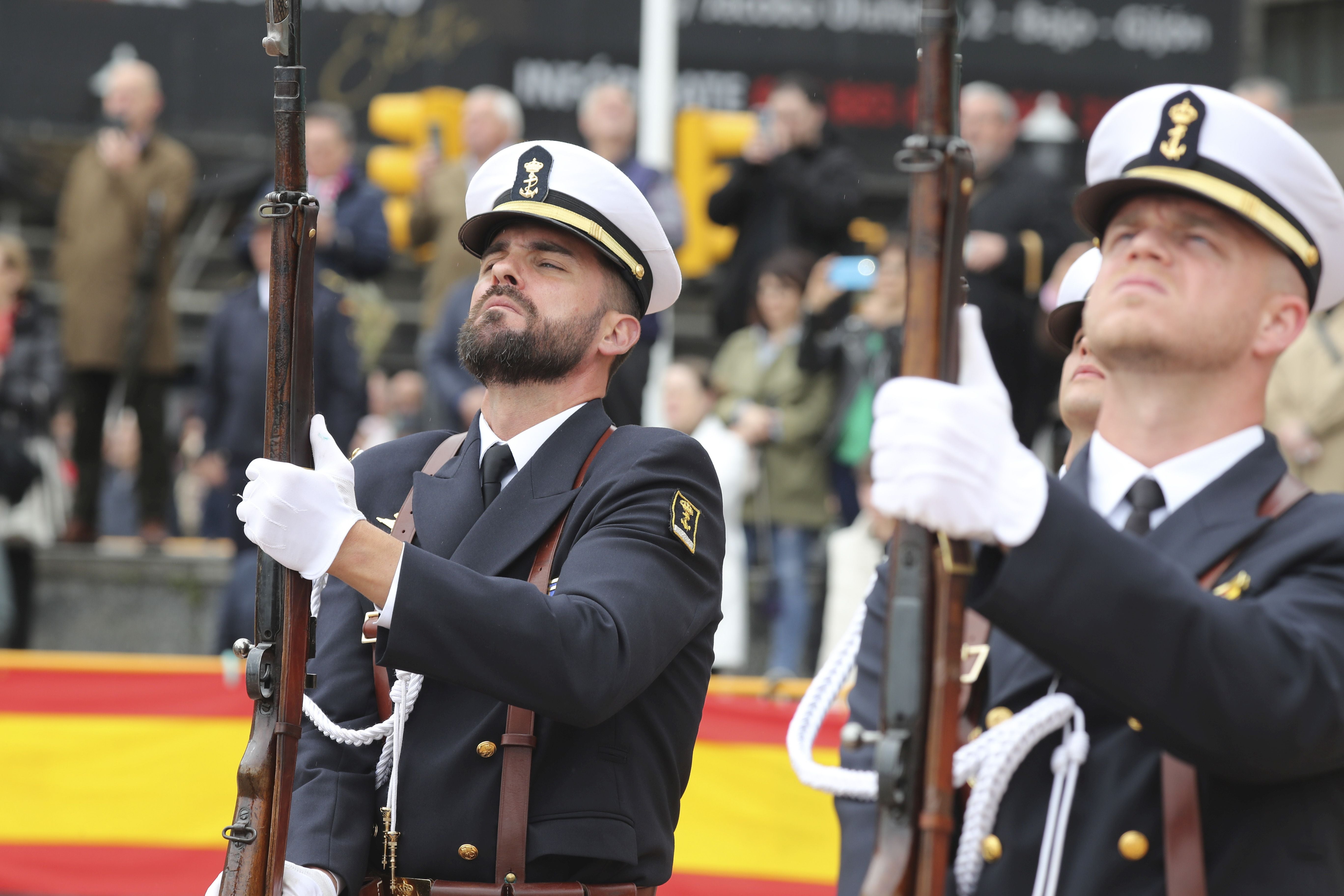 Las imágenes de la jura de bandera en Gijón (1)