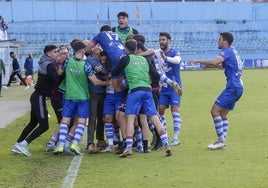 Los jugadores del Avilés abrazan a Natalio tras anotar su gol.