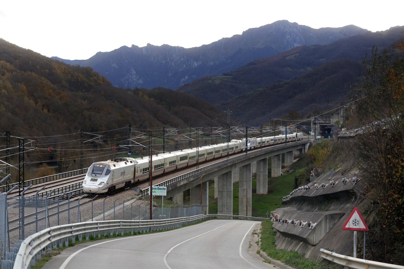 Mieres y Lena se quejan de que se quedan sin lanzadera para los principales trenes AVE