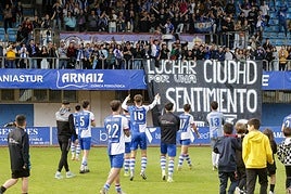 Los jugadores agradecieron el apoyo del público al final del partido.