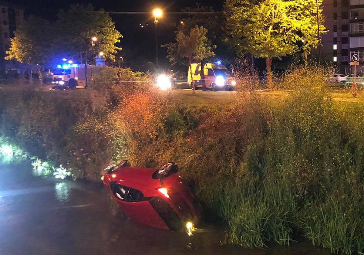 Un conductor ebrio cae con su vehículo al río en Salinas