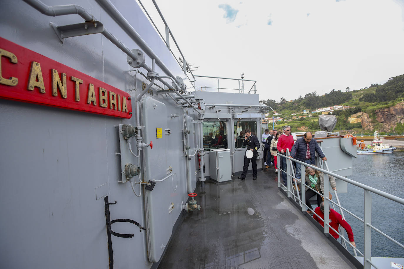 Gran expectación en el último día para visitar los buques de la Armada en Gijón