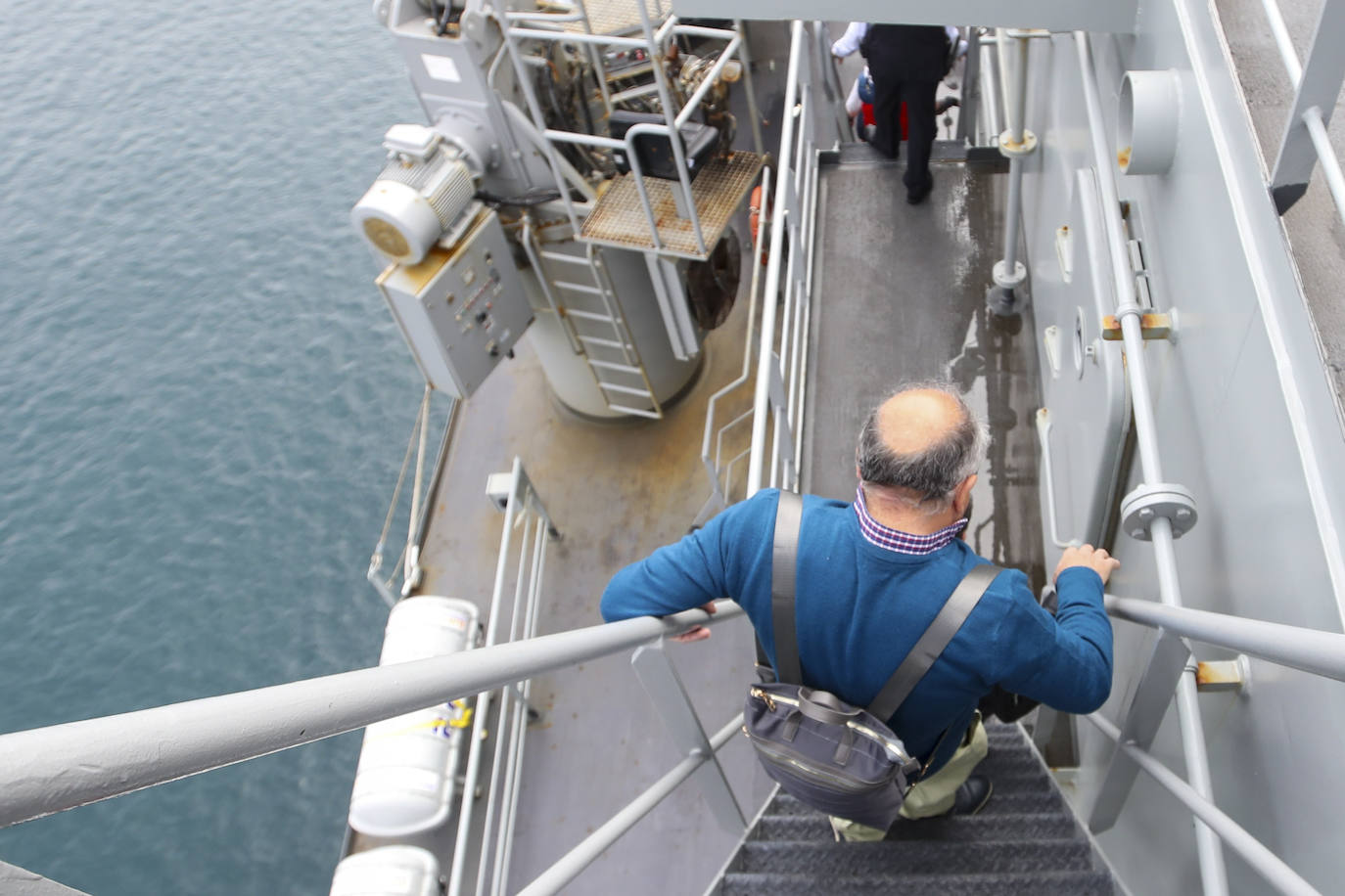 Gran expectación en el último día para visitar los buques de la Armada en Gijón