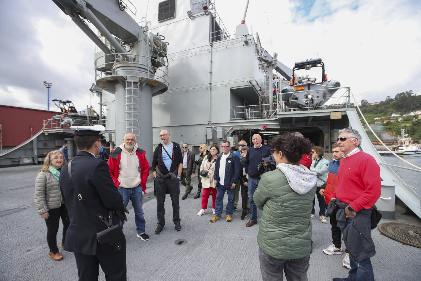 Gran expectación en el último día para visitar los buques de la Armada en Gijón