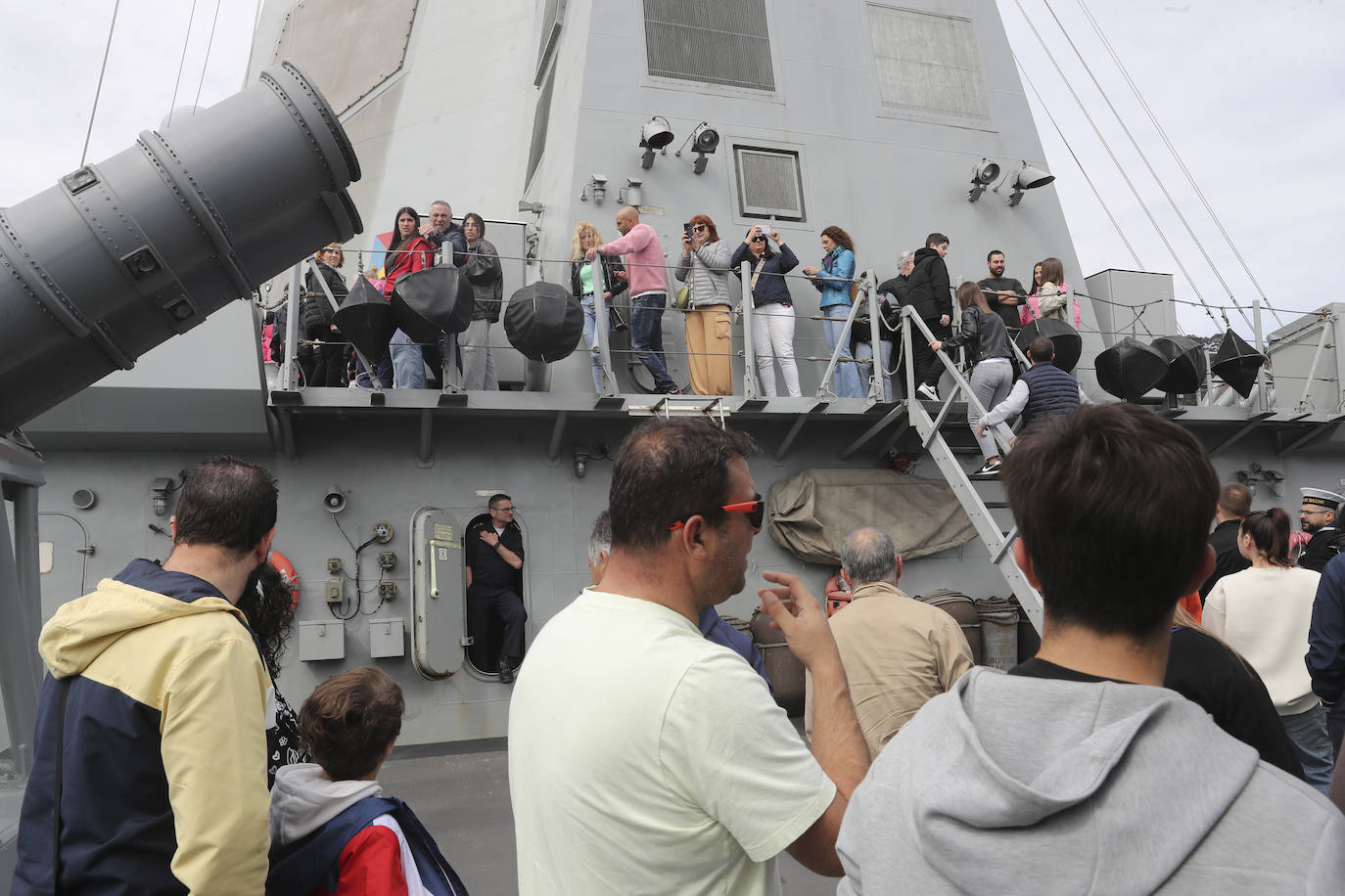 Gran expectación en el último día para visitar los buques de la Armada en Gijón