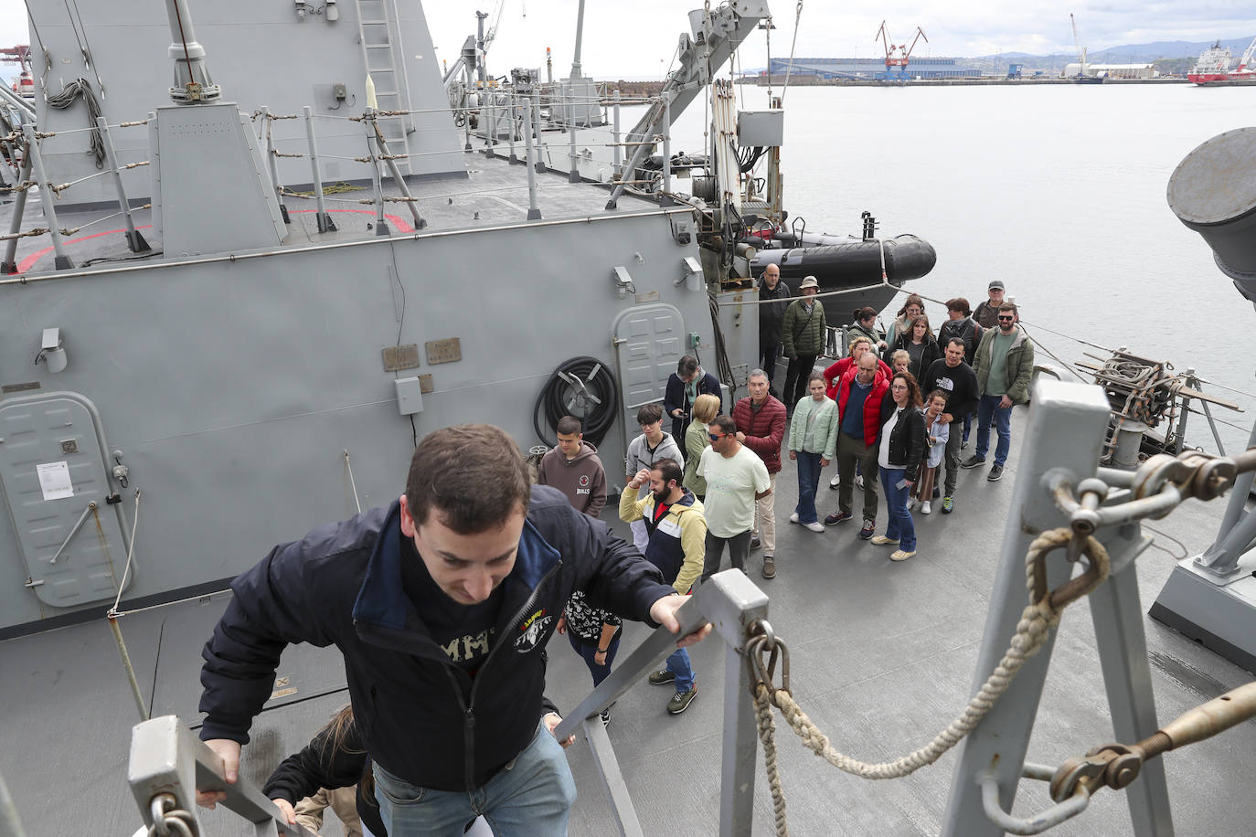 Gran expectación en el último día para visitar los buques de la Armada en Gijón