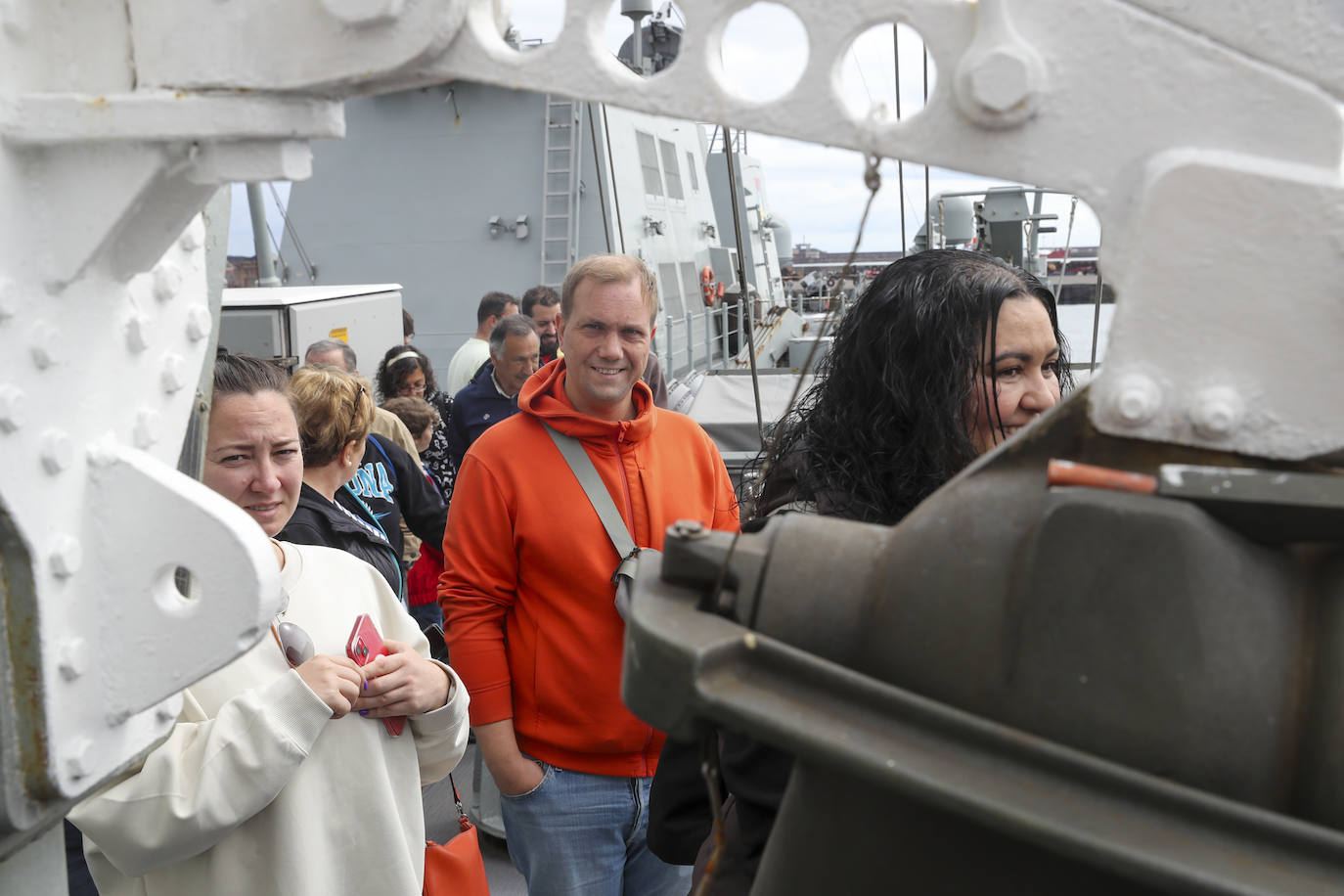 Gran expectación en el último día para visitar los buques de la Armada en Gijón