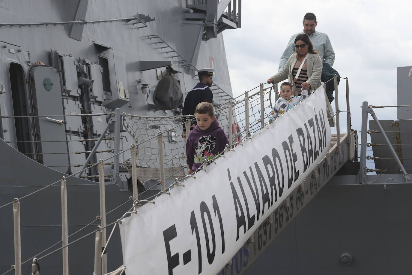 Gran expectación en el último día para visitar los buques de la Armada en Gijón