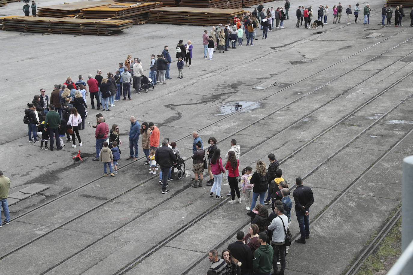 Gran expectación en el último día para visitar los buques de la Armada en Gijón