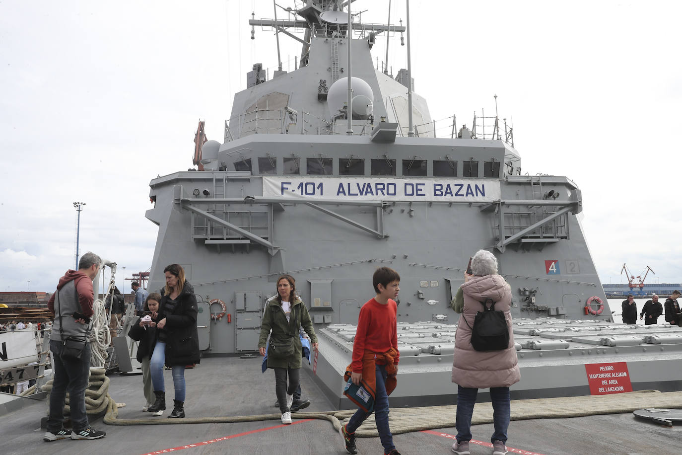 Gran expectación en el último día para visitar los buques de la Armada en Gijón