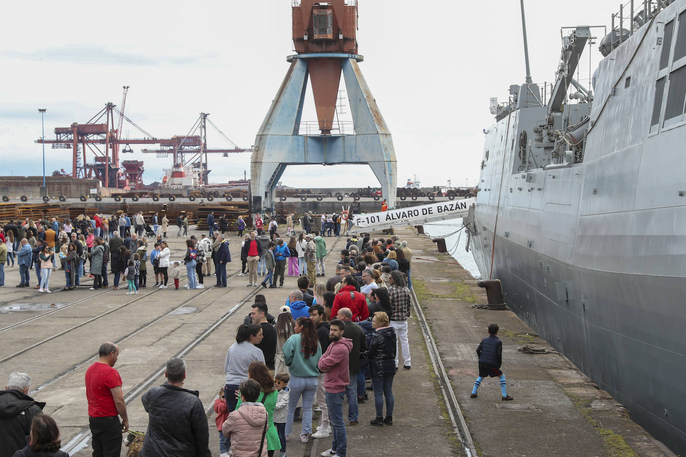 Gran expectación en el último día para visitar los buques de la Armada en Gijón