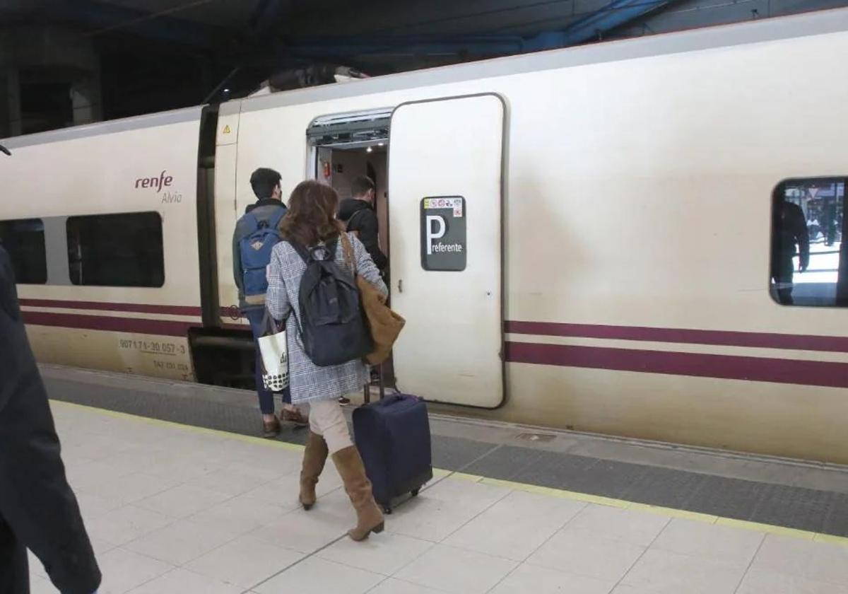 Varios pasajeros se suben al tren, en la estación de Oviedo.