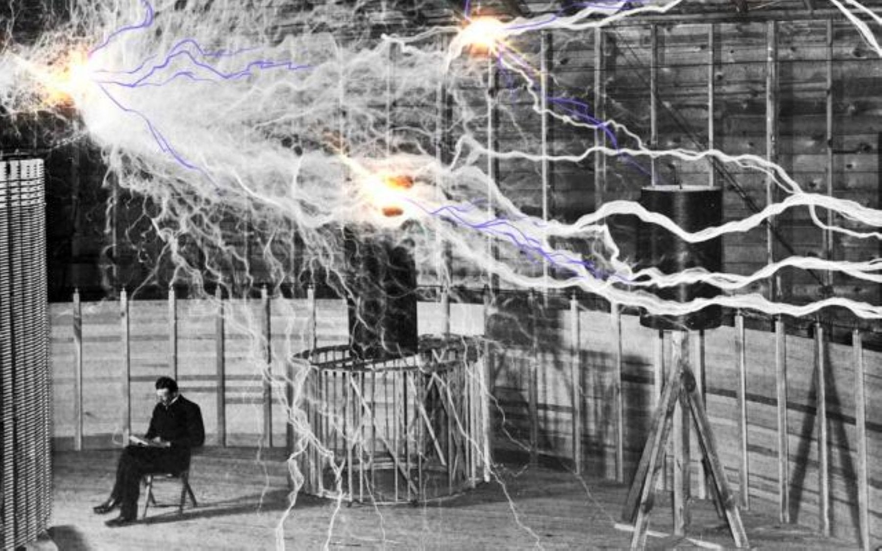 Icónica imagen de Nikola Tesla en su laboratorio de Palm Springs que se verá en la exposición que La Fundación Caixa traerá a Gijón.