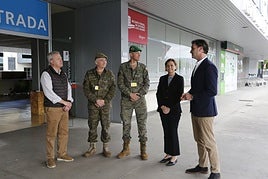 La alcaldesa y el edil de Relaciones Institucionales, Jorge González-Palacios, con dos mandos militares y el director del recinto ferial, Álvaro Alonso, antes de inciar la visita al cuartel instalado en la Feria.