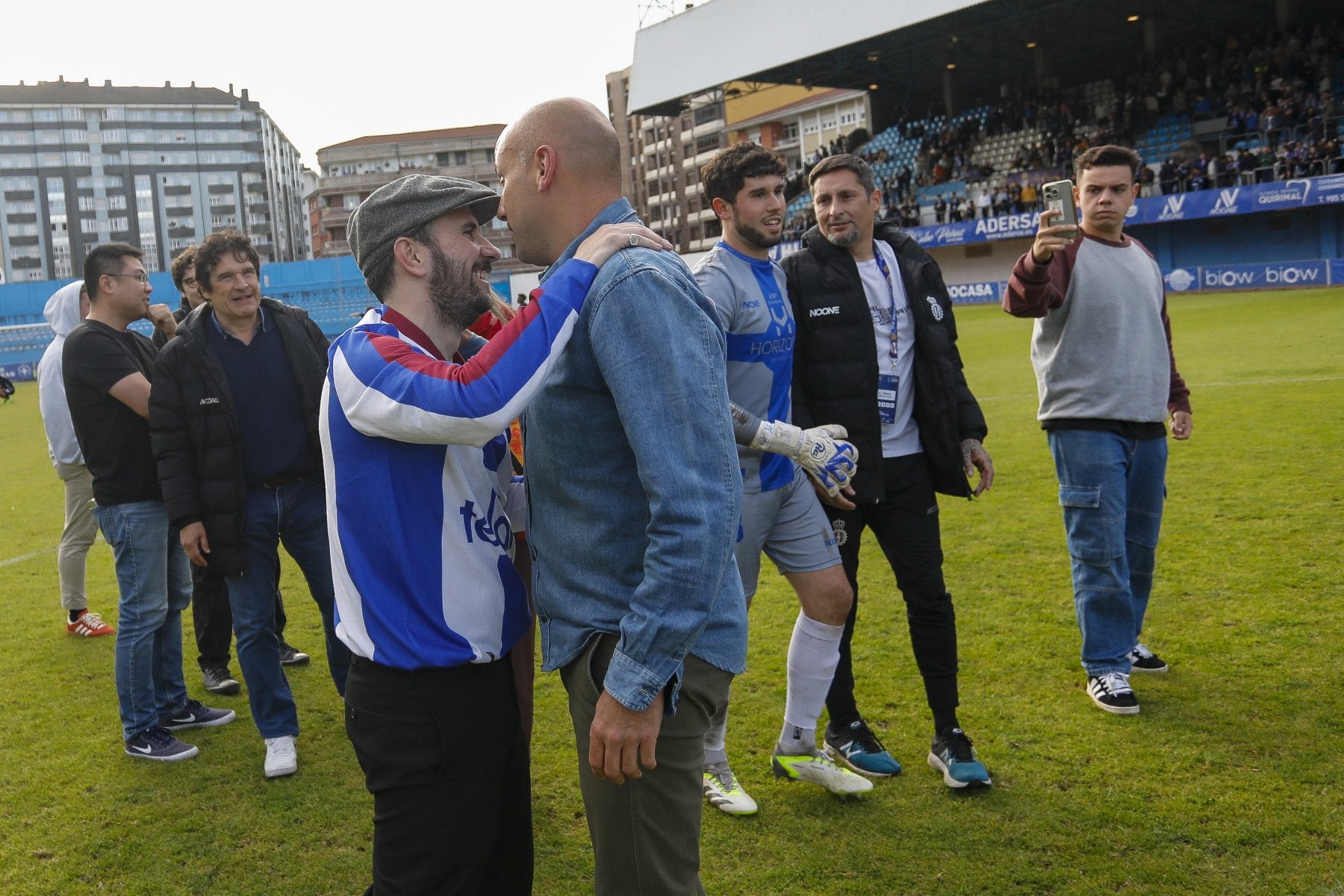 Diego Baeza abraza a Javi Rozada tras la victoria del domingo ante el Manchego.