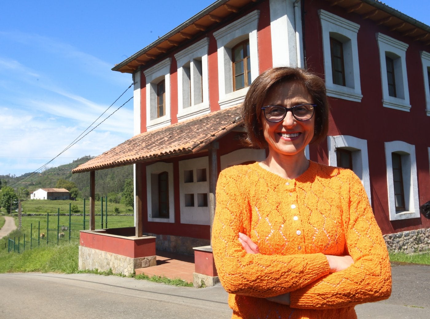 Consuelo González García, alcaldesa de Barrio de Brañes, frente al centro social.