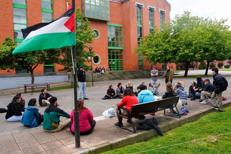 Un grupo de alumnos protagoniza una acampada en El Milán, en Oviedo.