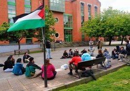 Un grupo de alumnos protagoniza una acampada en El Milán, en Oviedo.