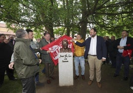 Pepe Álvarez, Javier Fernández Lanero, Alfredo Canteli, Mariano Hoya y Jenaro Martínez descubren el busto dedicado a 'Lito'.