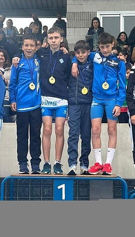 De izquierda a derecha, Martin Escotet, Diego García, Lucas Fontanillas y Jesus García, campeones de Asturias 4x80m.