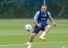 Santi Cazorla, en un entrenamiento del Real Oviedo.