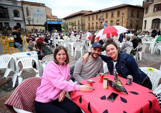 La lluvia no ha evitado que los ovetenses saliesen a comer al aire libre.