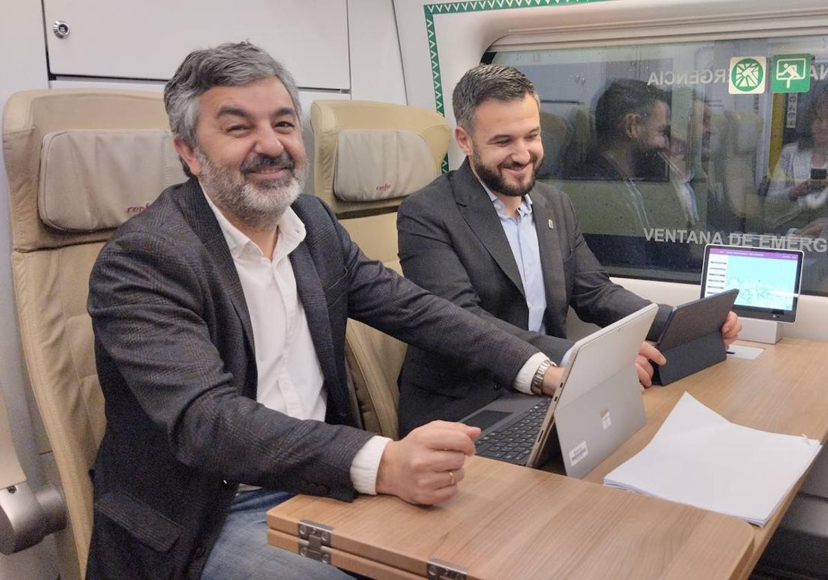 El consejero de Fomento, Alejandro Calvo, junto con su viceconsejero Jorge García, en el estreno del primer viaje de los nuevos trenes Avril.