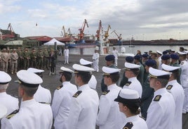 La alcaldesa, Carmen Moriyón, pronuncia unas palabras en la inauguración de la exposición de material y visitas a los buques de la Armada, en El Musel.